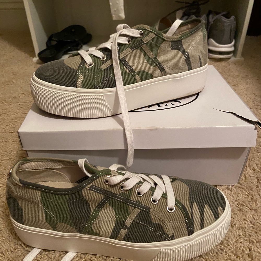 Steve Madden Emmi camouflage platforms